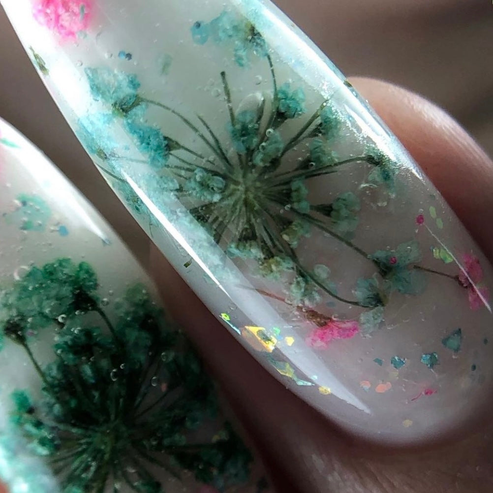 Dried flowers for nail design