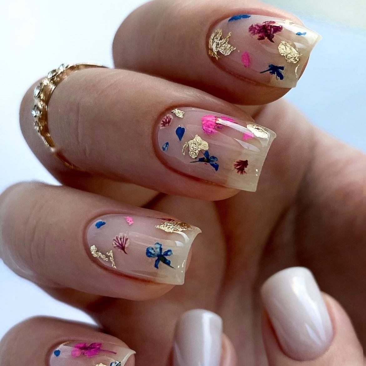 Dried flowers for nail design