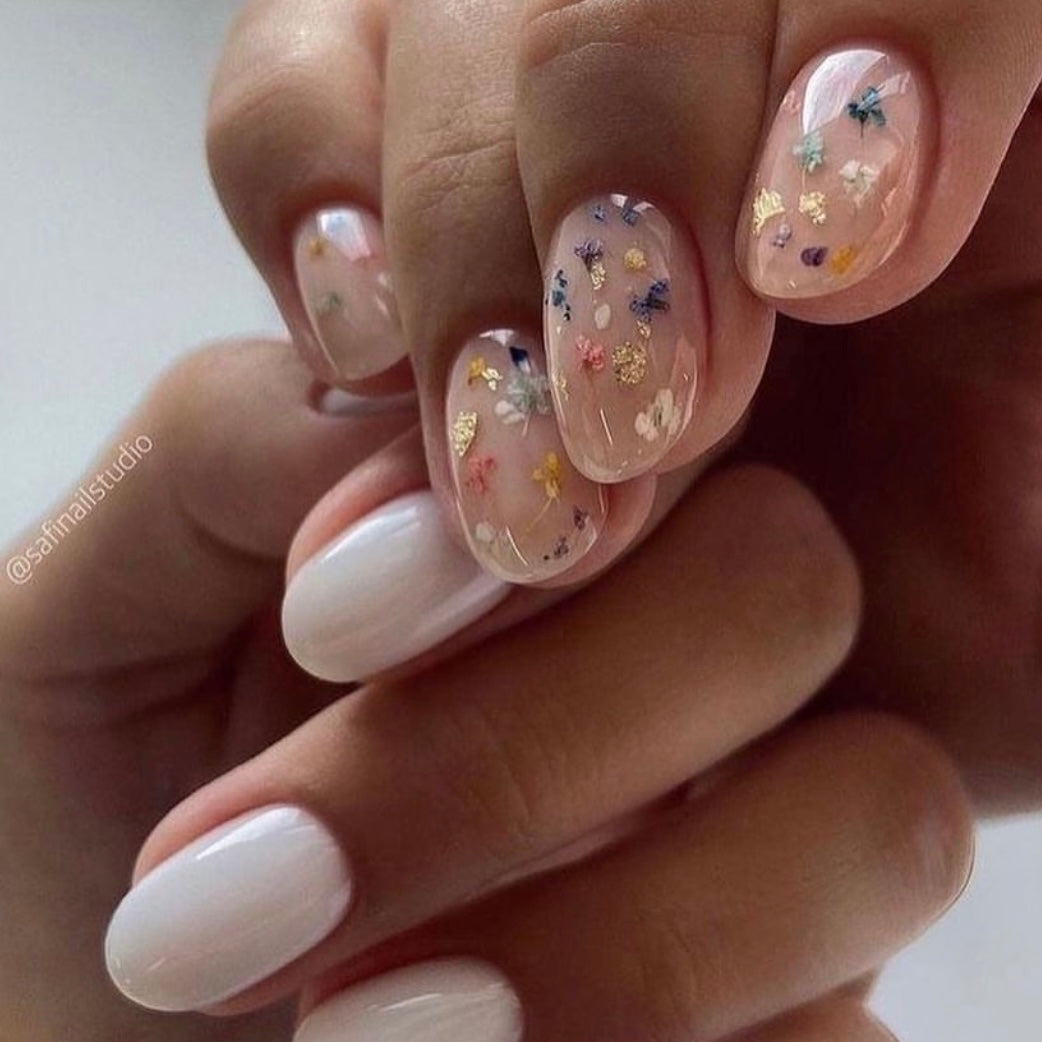 Dried flowers for nail design