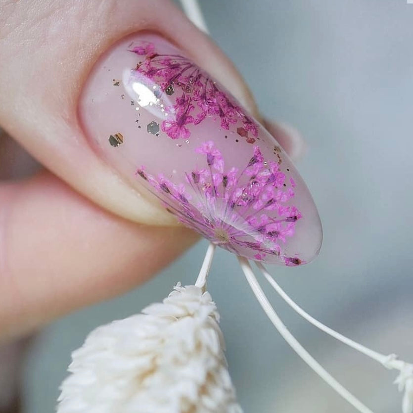 Dried flowers for nail design