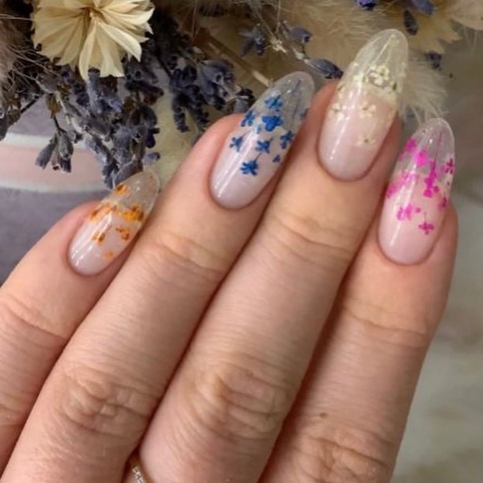 Dried flowers for nail design