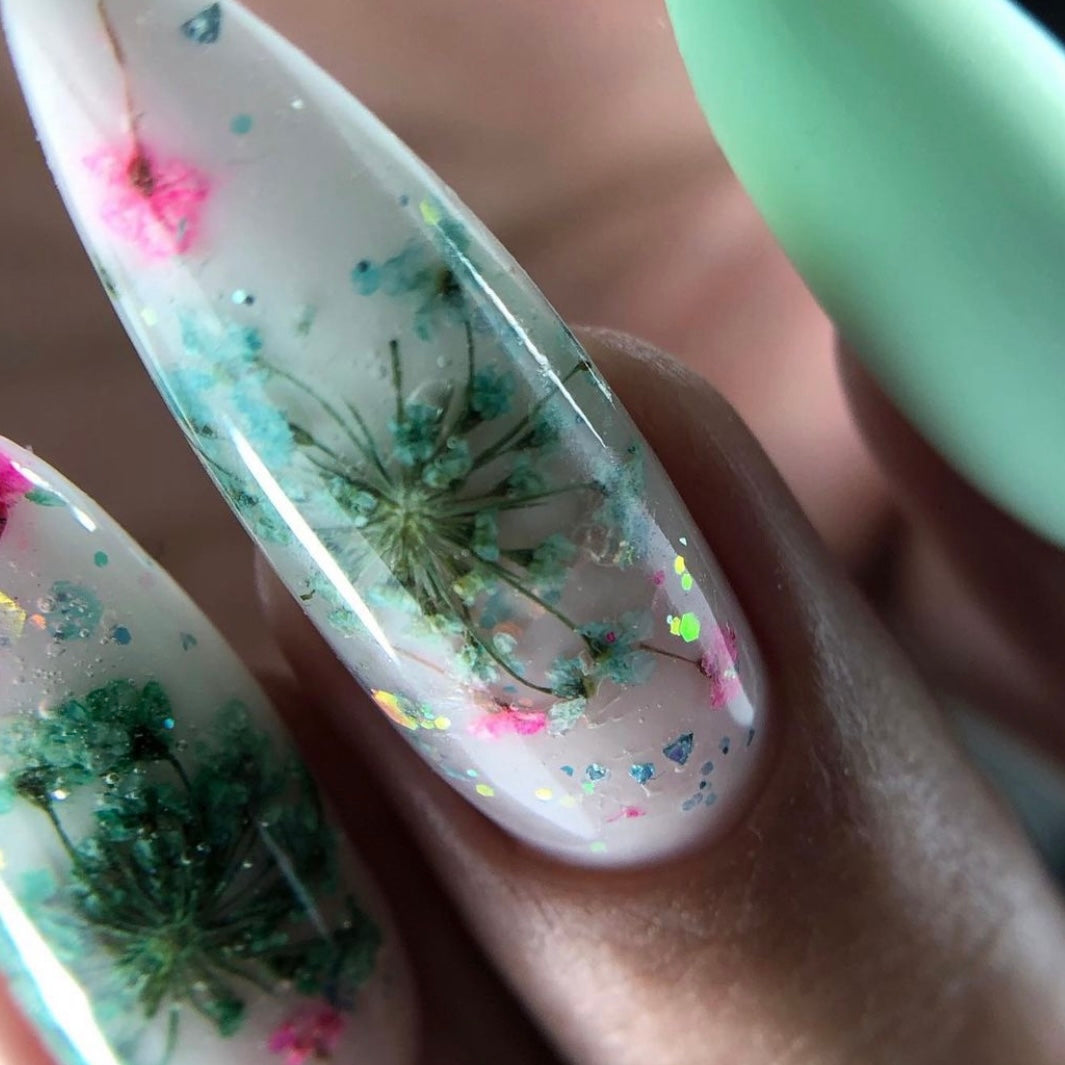 Dried flowers for nail design