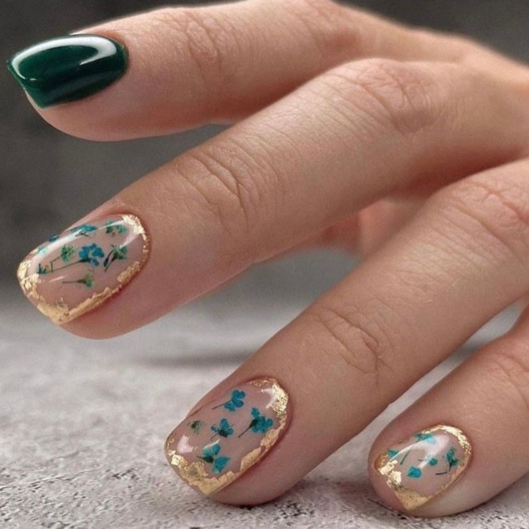 Dried flowers for nail design