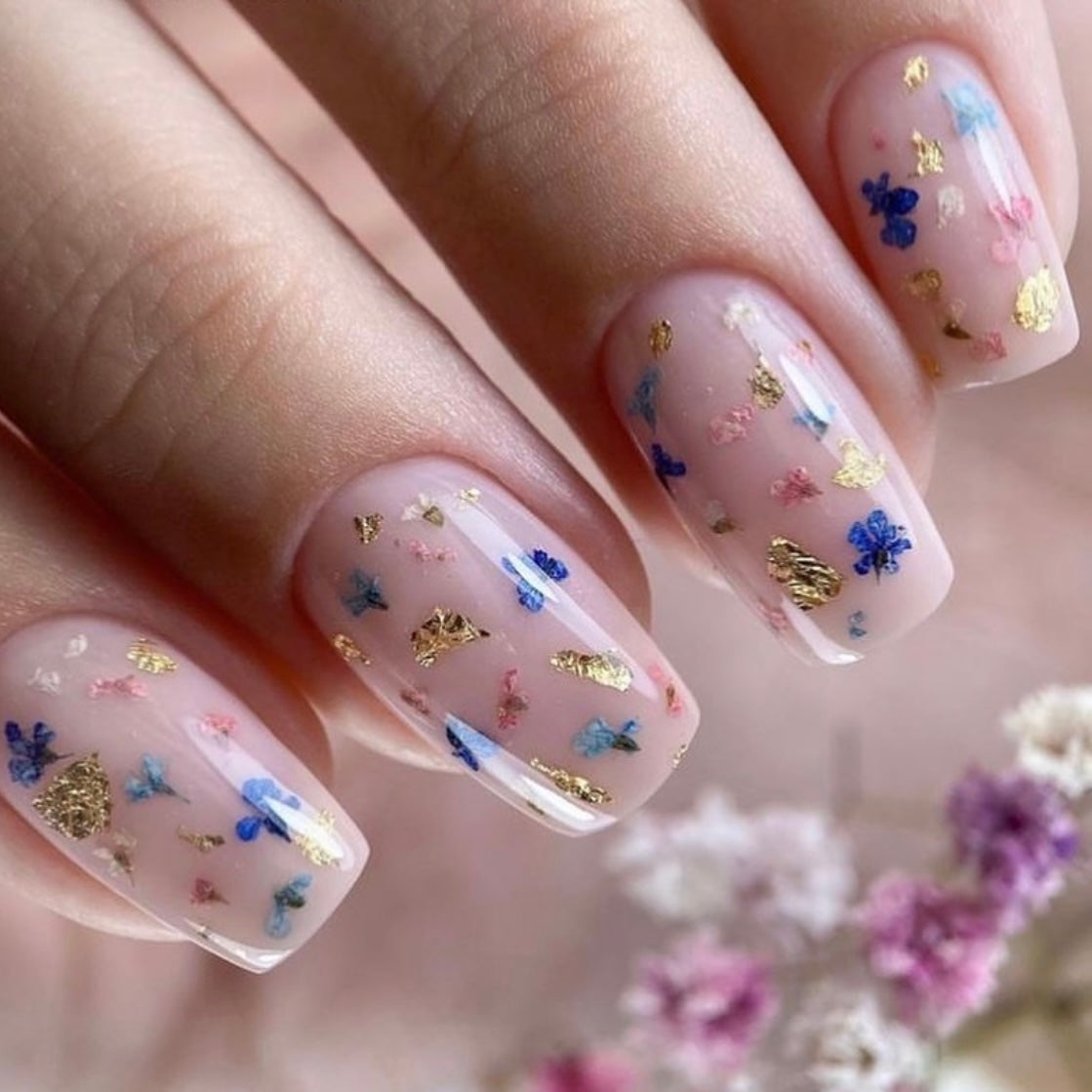 Dried flowers for nail design